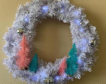 Corona navideña blanca iluminada con forma de bola de discoteca glamurosa: Luces rosas y verdes pastel de Pinkmas