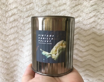 Vela de lujo en recipiente metálico vintage, mezcla de cera de soja y parafina: cinco aromas disponibles.