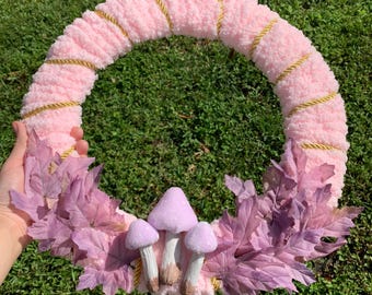 Corona de setas otoñales en estilo cottagecore pastel: rosa claro, morado y dorado