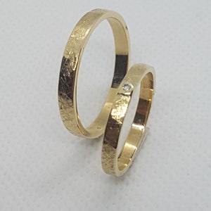individual wedding rings/wedding rings made of 8kt yellow gold 333 with 2 mm brilliant / wedding rings with structure