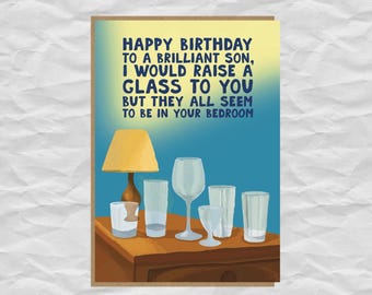Könnte beinhalten: Eine rechteckige Grußkarte mit einer gelben Lampe und fünf leeren Trinkgläsern auf einem Holztisch. Der Text lautet: HAPPY BIRTHDAY TO A BRILLIANT SON, I WOULD RAISE A GLASS TO YOU BUT THEY ALL SEEM TO BE IN YOUR BEDROOM.