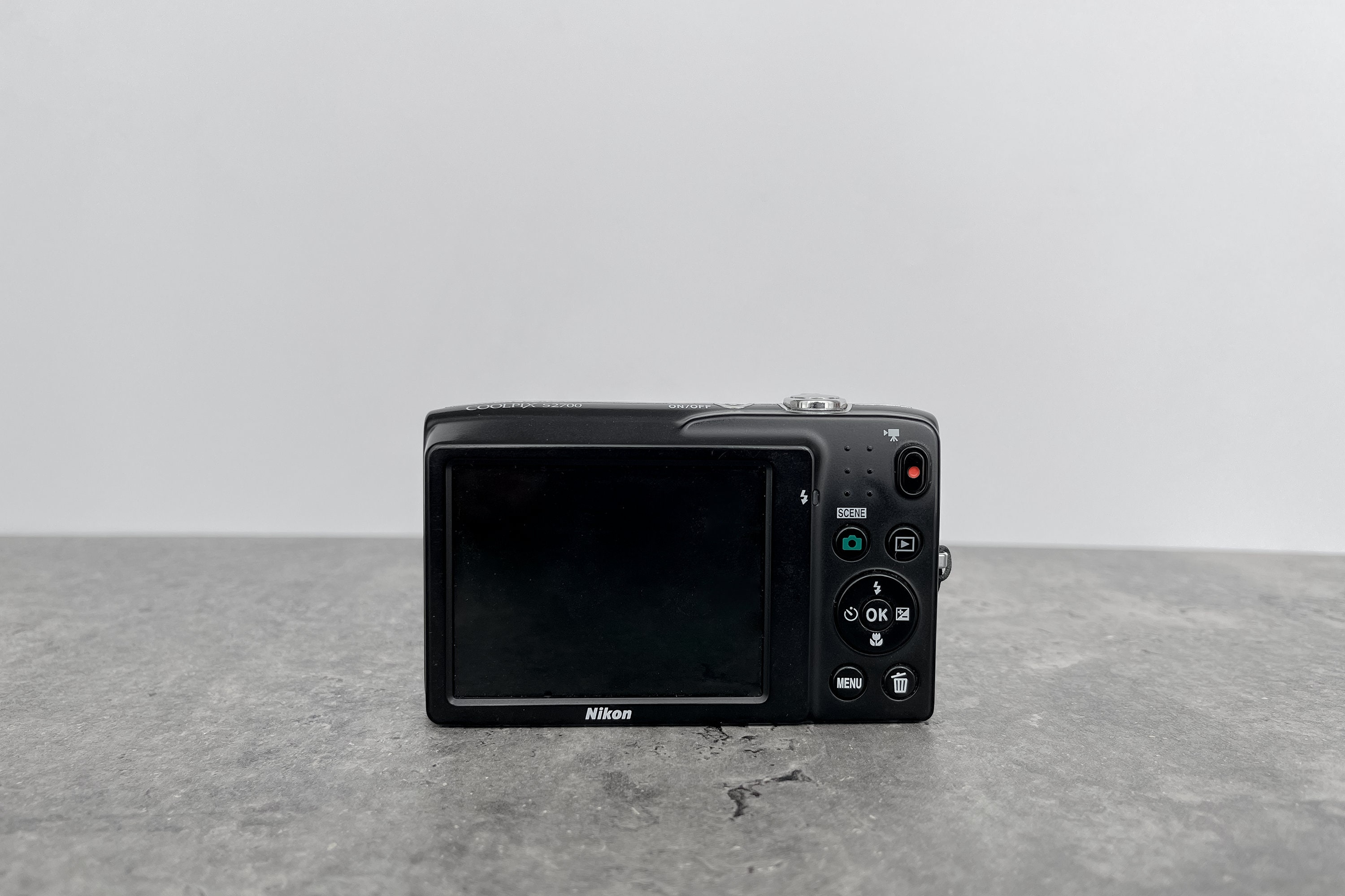 Camera Nikon Coolpix S2700 Silver / Vintage 2000s Digital