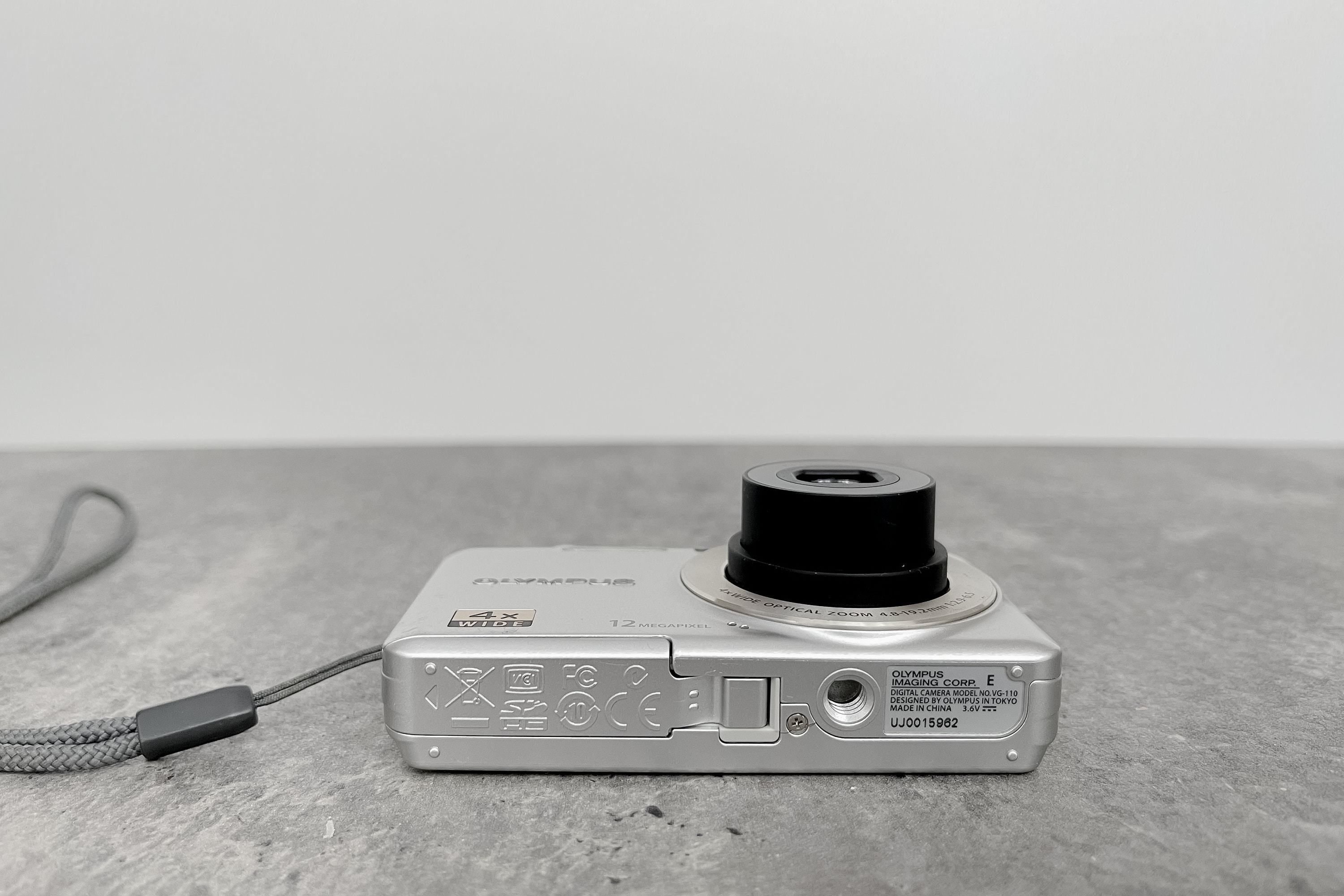 OLYMPUS オリンパスVG-110 シルバー　コンパクトデジタルカメラ Amazon | OLYMPUS デジタルカメラ VG-110 シルバー 1200万画素