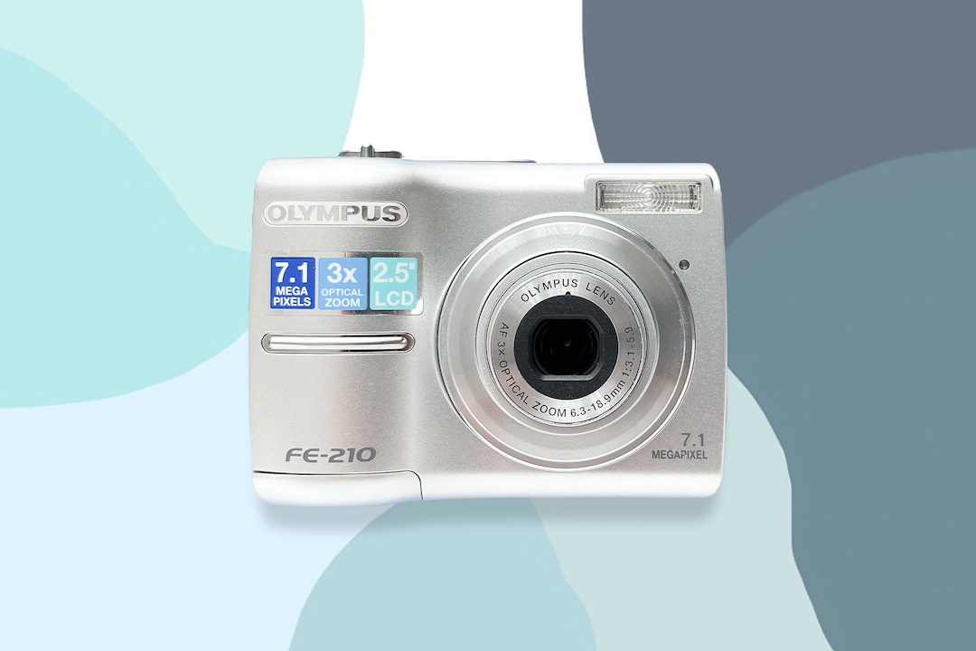 電源は単三電池2本 デジタルカメラ OLYMPUS FE-210 電源は単三電池2本 デジタルカメラ OLYMPUS FE-210 - デジタル