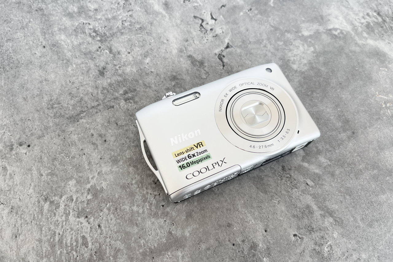 Nikon　COOLPIX S3300　シルバー Digital Camera Nikon Coolpix S3300 Silver / Vintage Digital