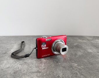 【美品】Nikon COOLPIX S2700 シルバー Nikon Coolpix S2700 Silver コンパクトデジタルカメラ シルバー