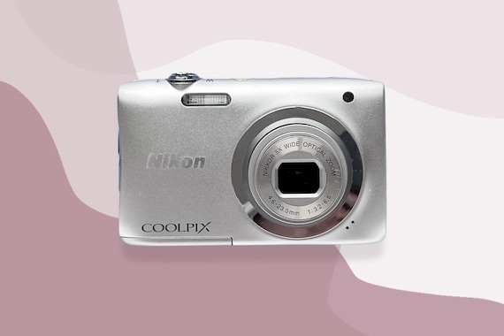 ビンテージ Nikon COOLPIX A100 コンパクトデジタルカメラ カメラ Nikon Coolpix A100 シルバー / ヴィンテージ 2000 年代