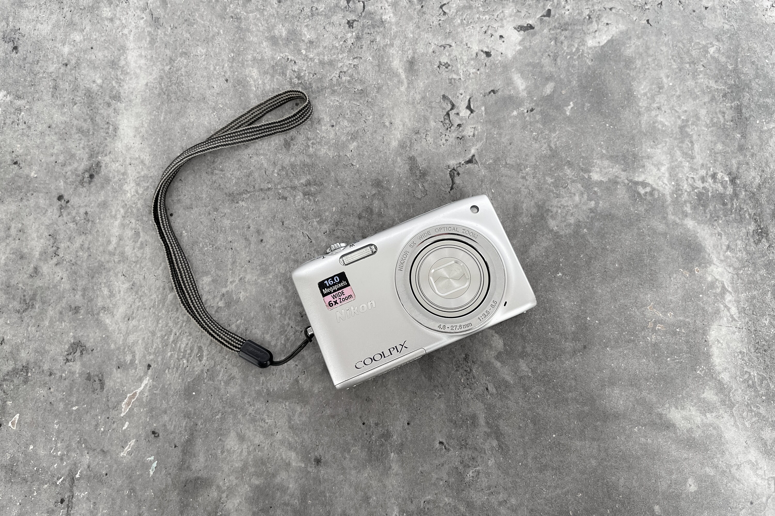 3476 Nikon COOLPIX S2700 シルバー 【デジカメ】 Camera Nikon Coolpix S2700 Silver / Vintage 2000s Digital