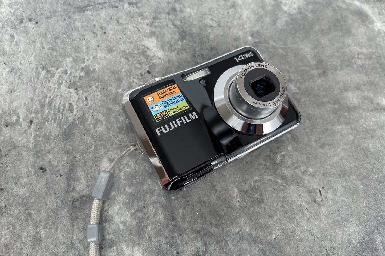 FUJIFILM フジフィルム FINEPIX AV200 デジタルカメラ Fujifilm FinePix AV200 14 Megapixel Compact Camera, Silver