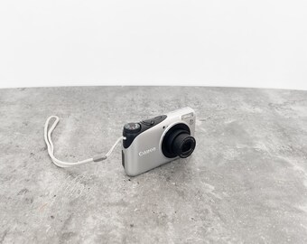 【動作品】Canon PowerShot A2200 シルバー Canon PowerShot A2200 Digital Camera with Basic Accessory Kit