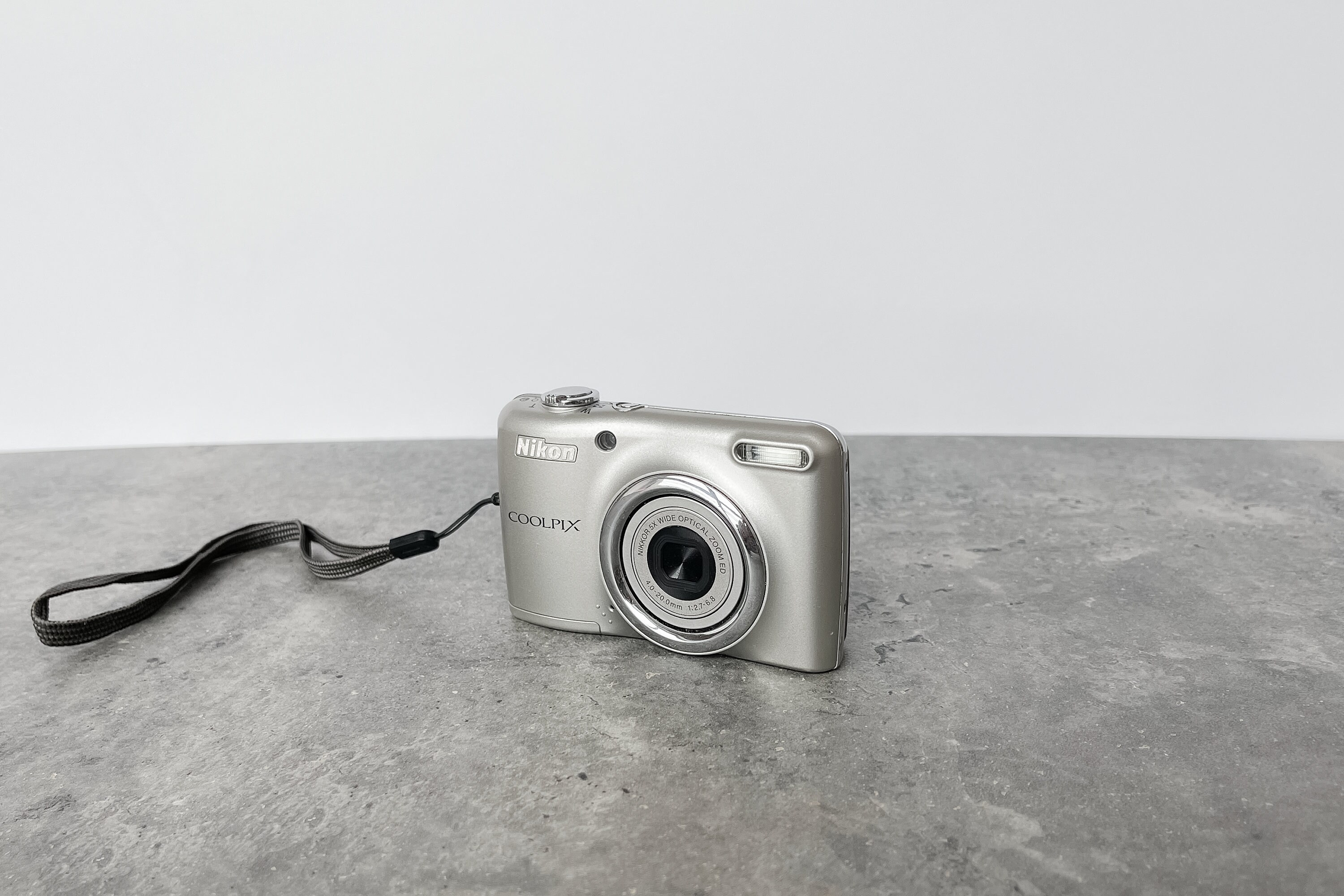 Camera Nikon Coolpix L23 Silver / Vintage 2000s Digital