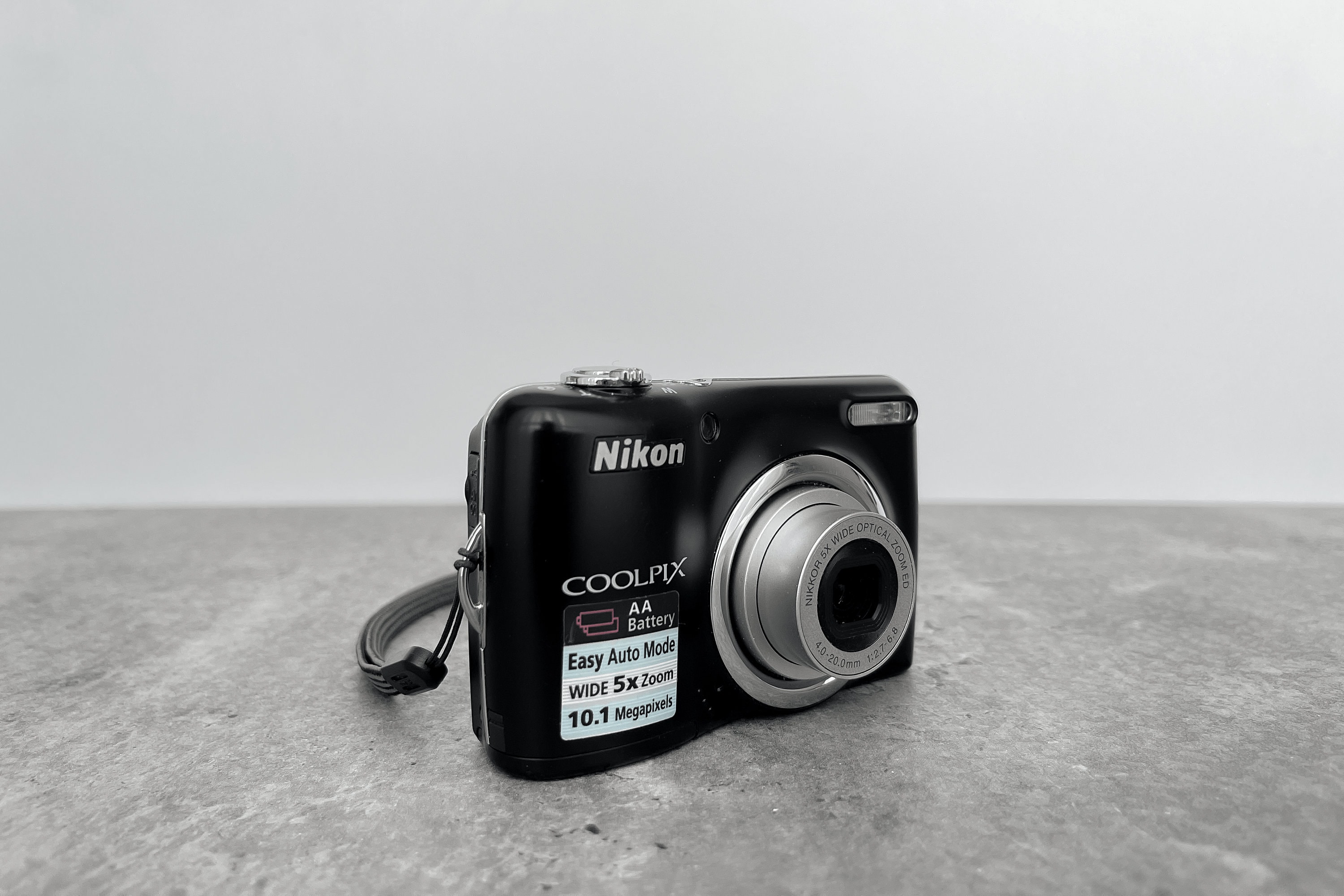 Camera Nikon Coolpix L23 / Vintage 2000s Digital Camera