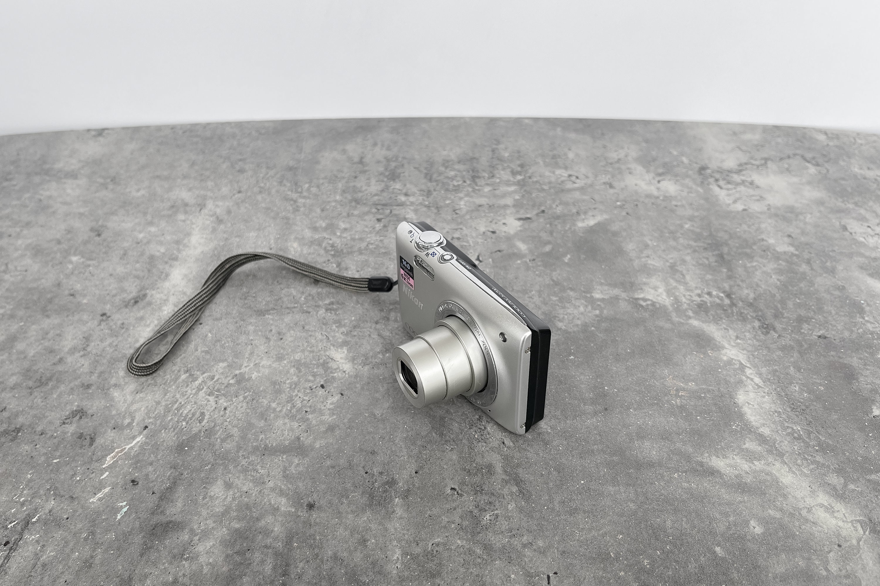 Camera Nikon Coolpix S2700 Silver / Vintage 2000s Digital