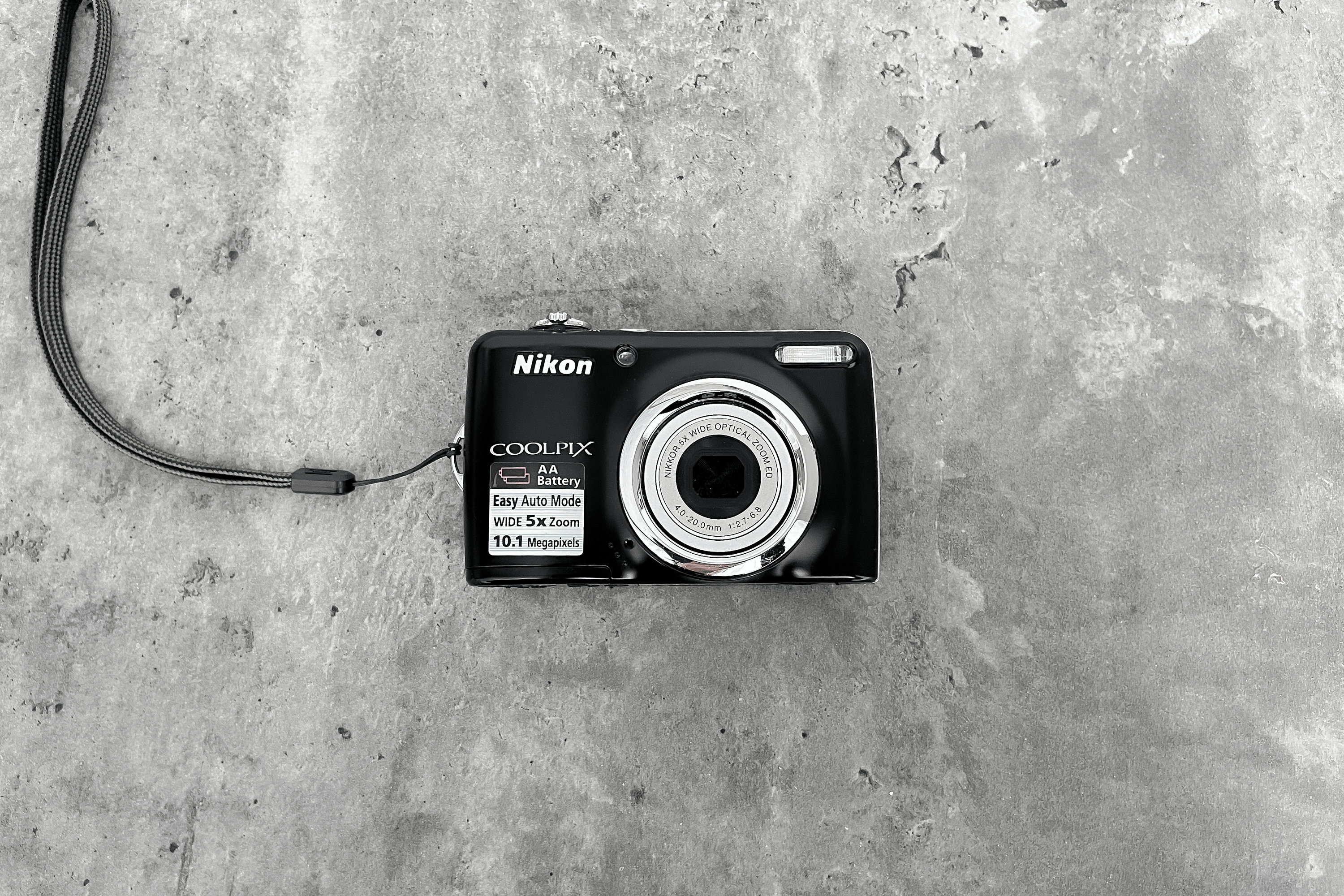 Camera Nikon Coolpix L23 / Vintage 2000s Digital Camera