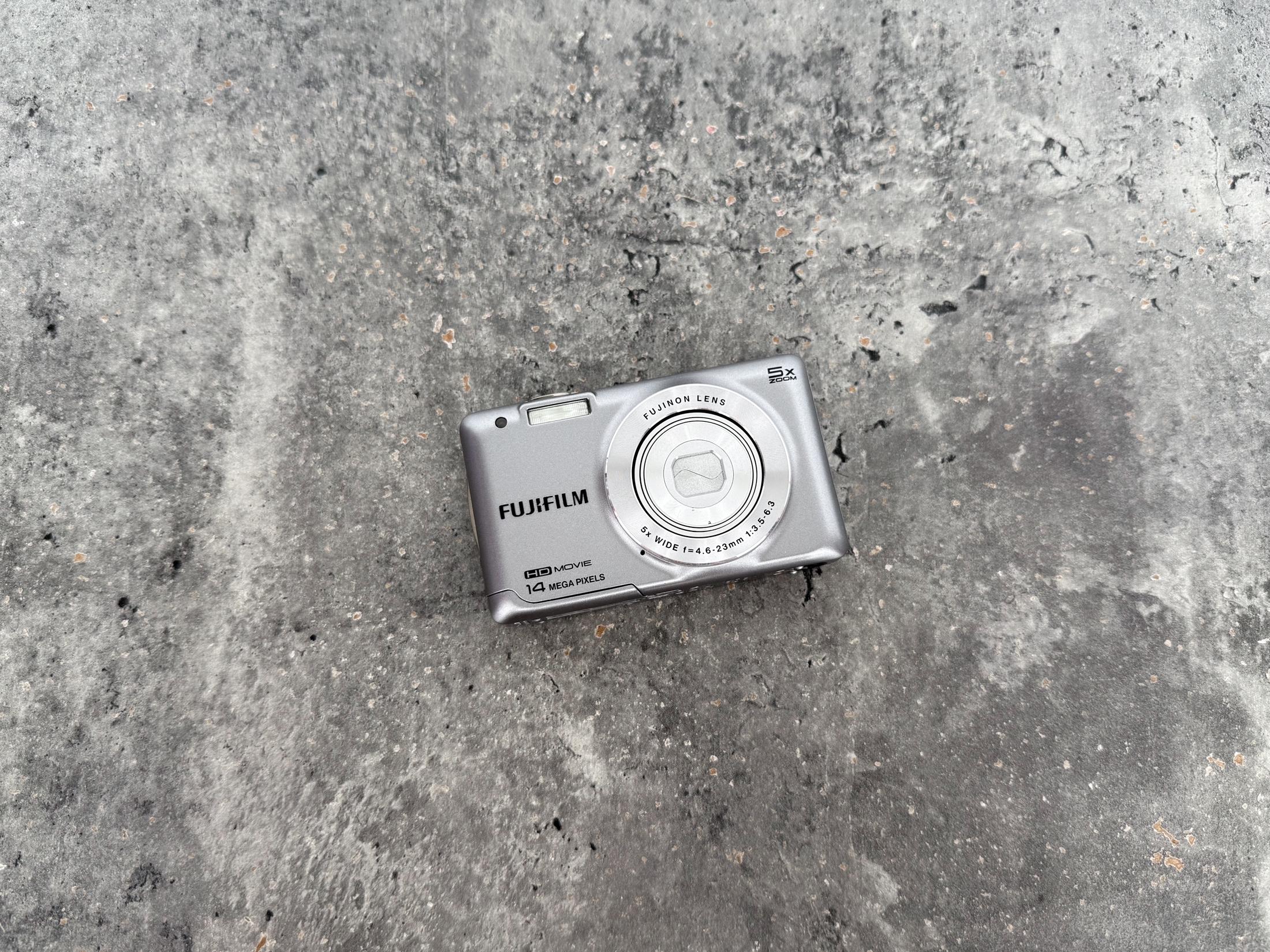 富士フイルム FinePix JX600：シルバーのヴィンテージデジタルカメラ