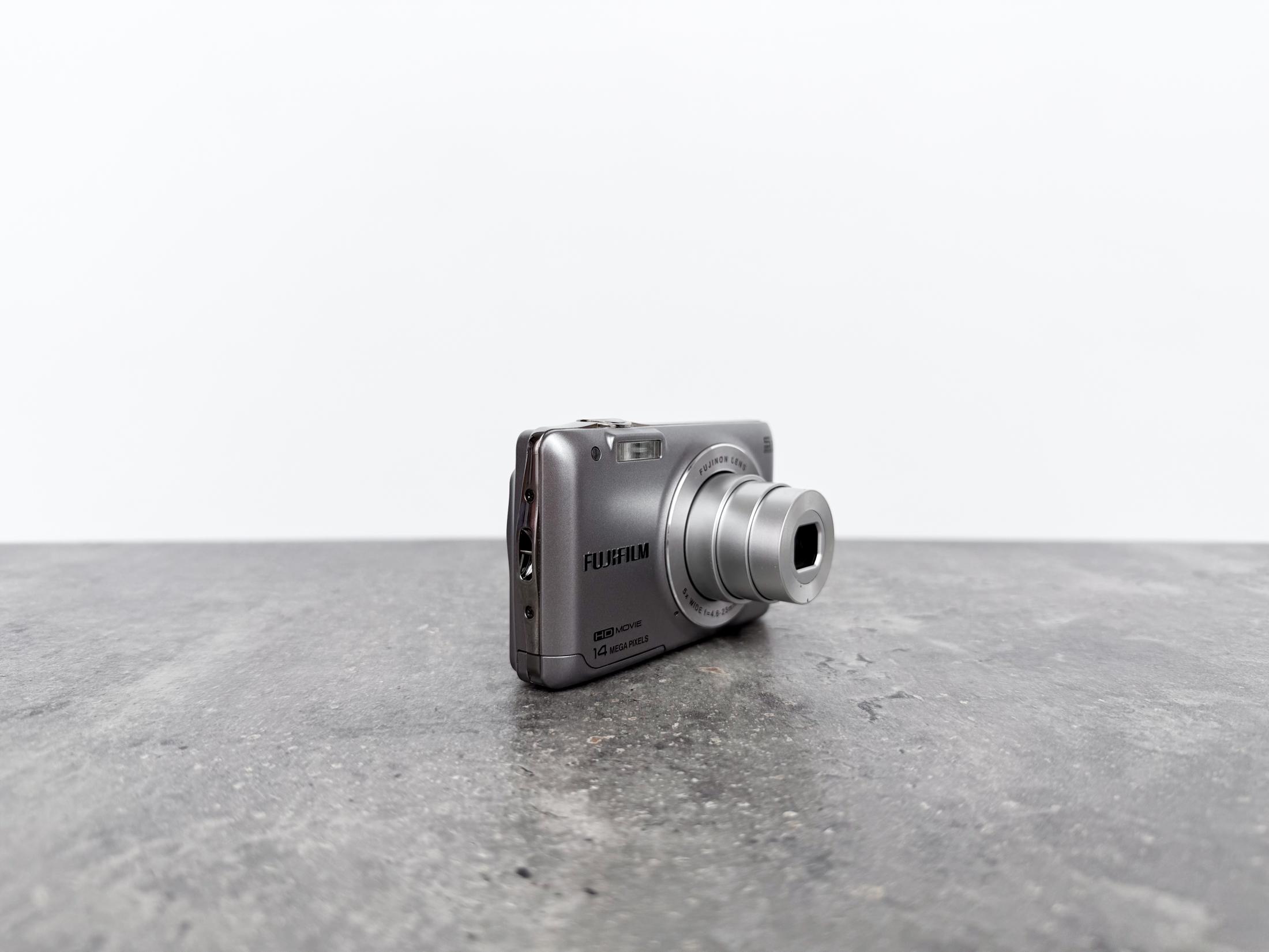 富士フイルム FinePix JX600：シルバーのヴィンテージデジタルカメラ