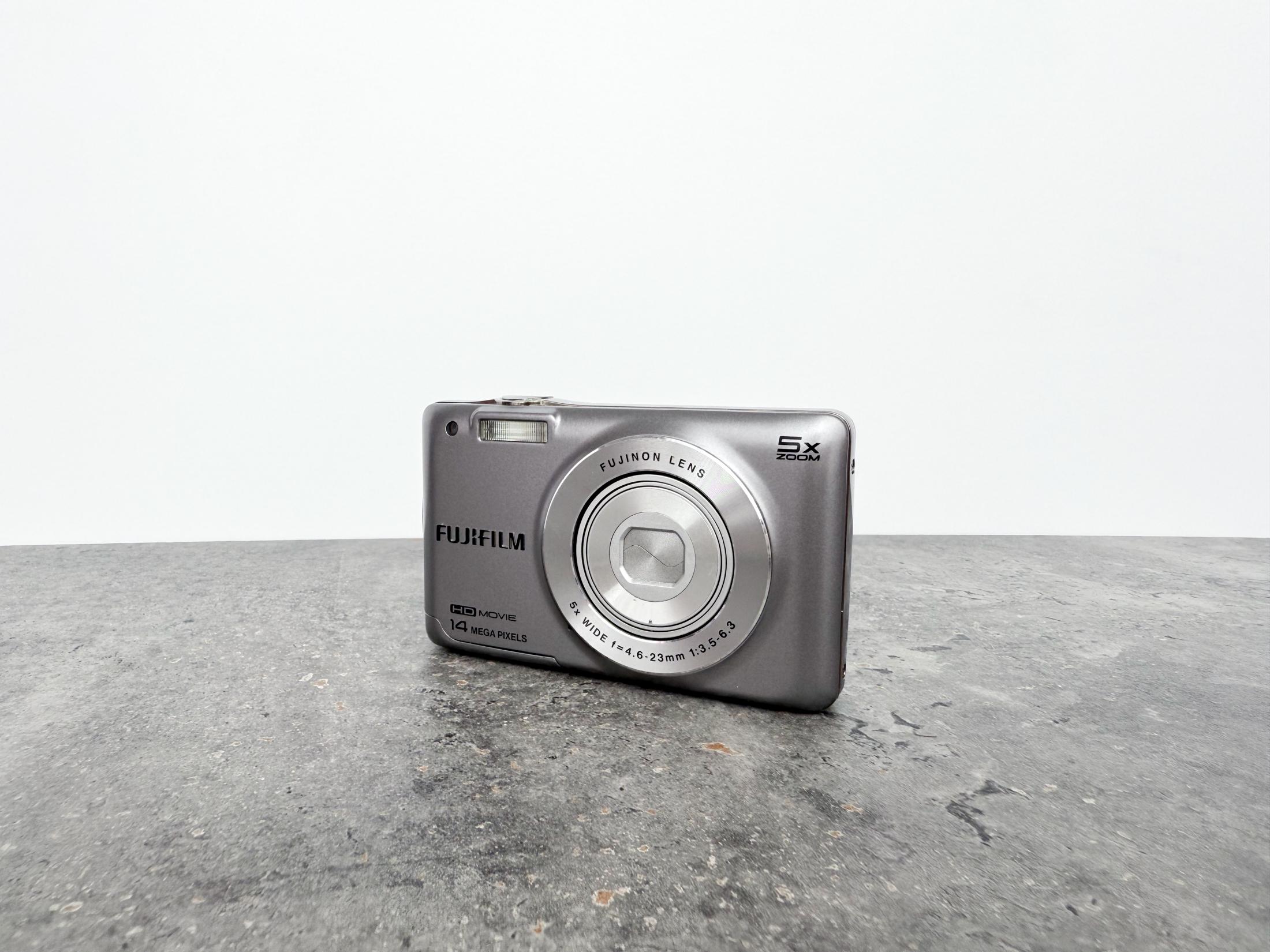 富士フイルム FinePix JX600：シルバーのヴィンテージデジタルカメラ