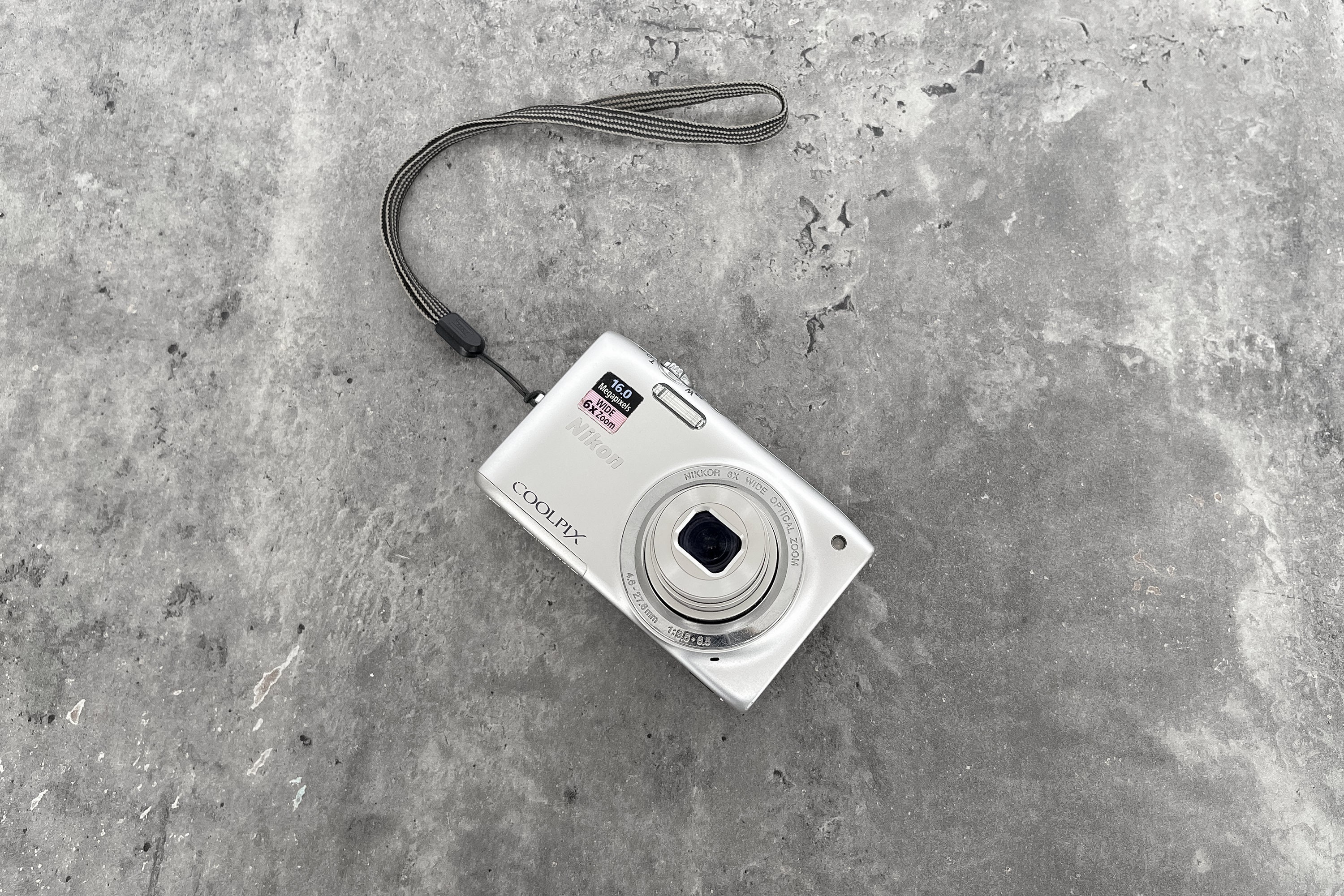 3476 Nikon COOLPIX S2700 シルバー 【デジカメ】 Camera Nikon Coolpix S2700 Silver / Vintage 2000s Digital