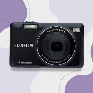 Könnte beinhalten: Eine schwarze Fujifilm Digitalkamera mit einer Auflösung von 14 Megapixel und einem 5x Weitwinkelobjektiv. Die Kamera hat ein silbernes Fujifilm-Logo und einen silbernen HD-Movie-Knopf.