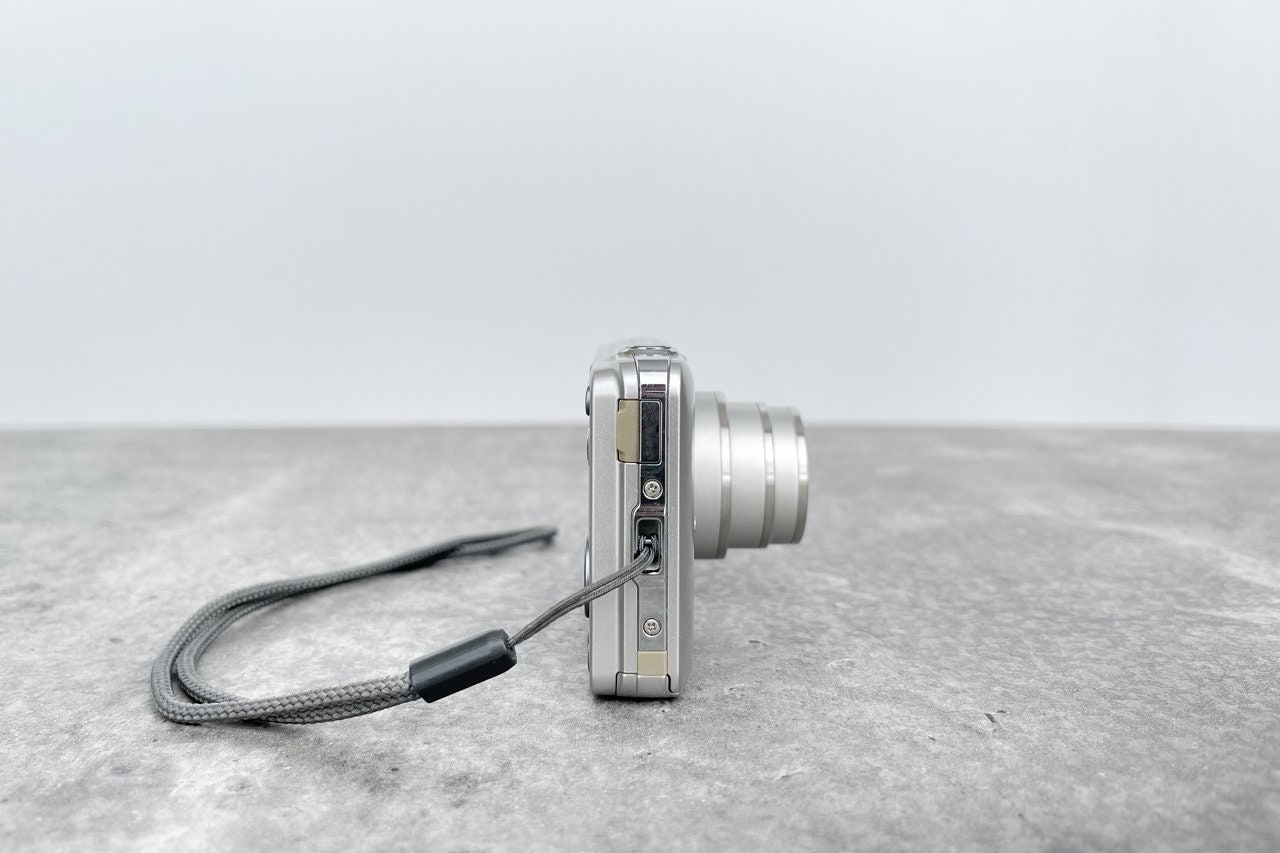 【美品】OLYMPUS VG-120 デジタルカメラ（シルバー） ᐅ OLYMPUS VG-120 (SREBRNY) - Ceny, opinie, dane techniczne