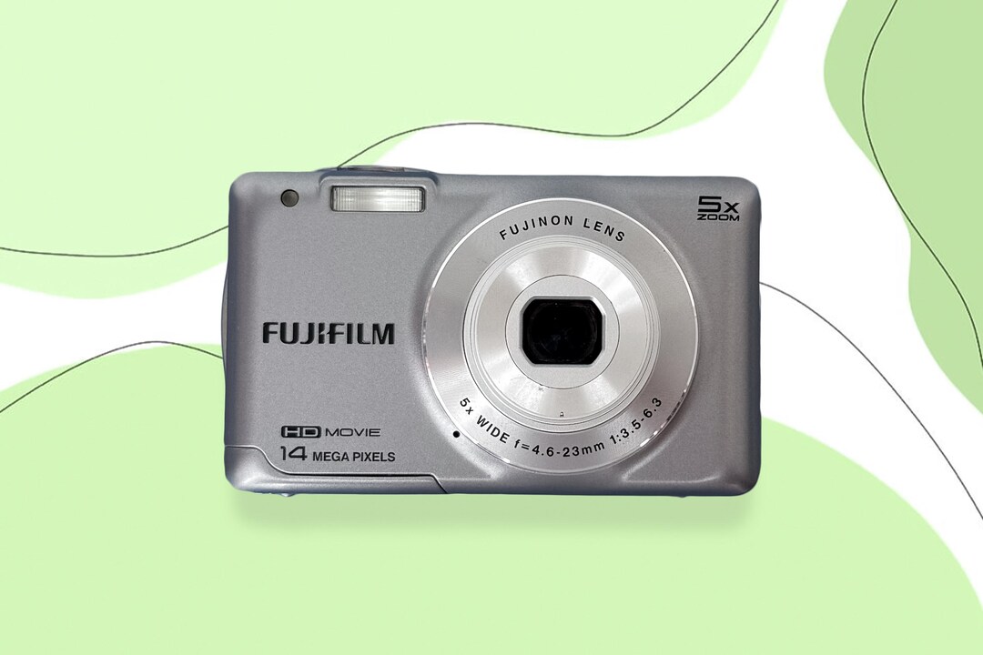 富士フイルム FinePix JX600：シルバーのヴィンテージデジタルカメラ