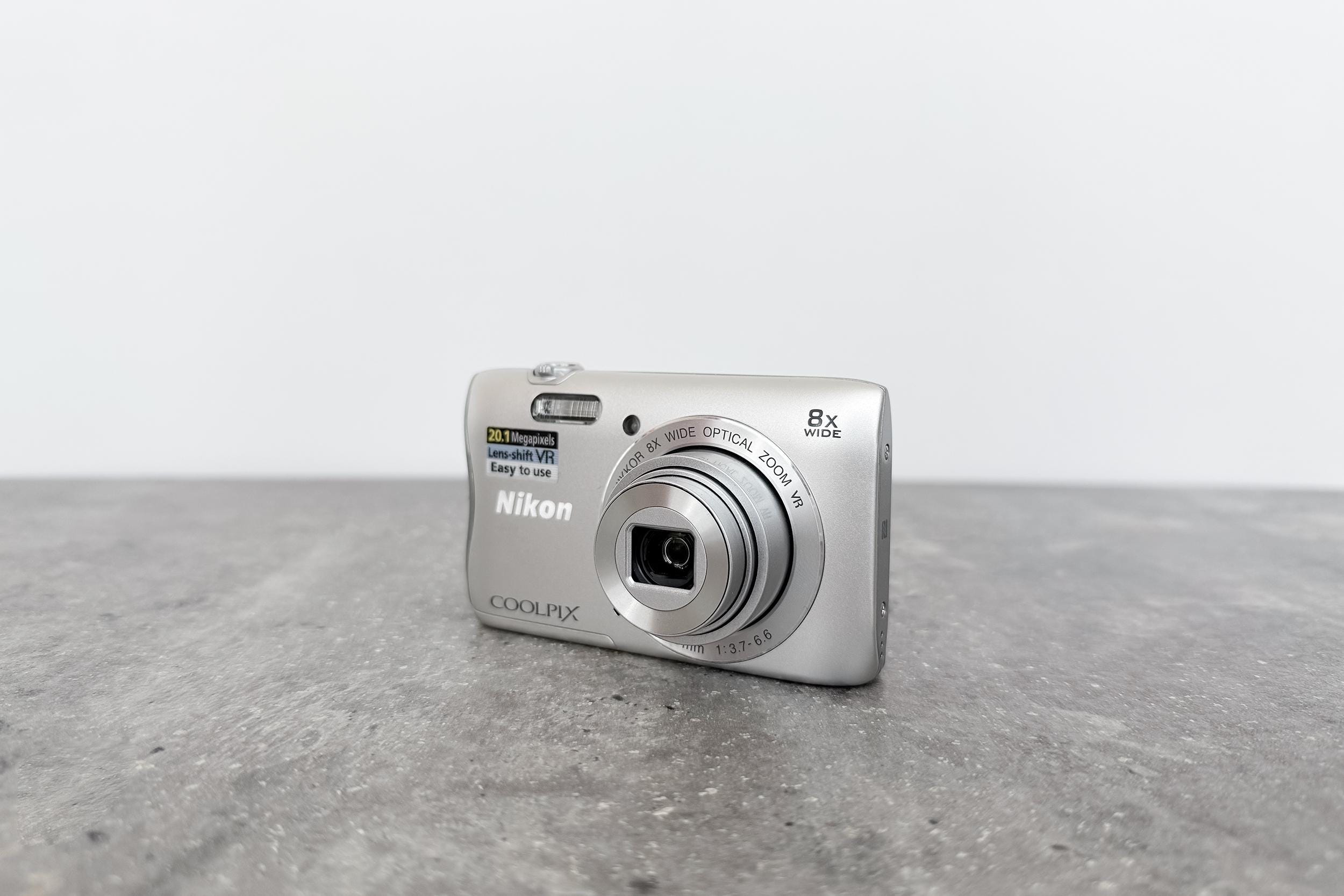 Nikon COOLPIX S3700 シルバー Amazon.com : Nikon COOLPIX S3700 20MP Digital Camera with 8x