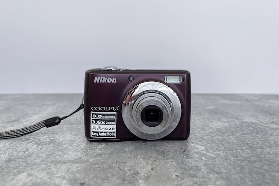 Camera Nikon Coolpix L21 / Vintage 2000s Digital Camera