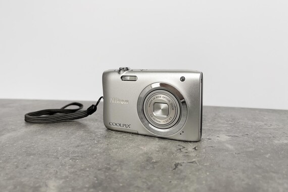 Nikon ニコン　COOLPIX A100 silver Nikon Coolpix A100 Digital Camera (Silver)