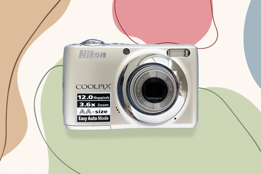 Camera Nikon Coolpix L22 Silver / Vintage 2000s Digital