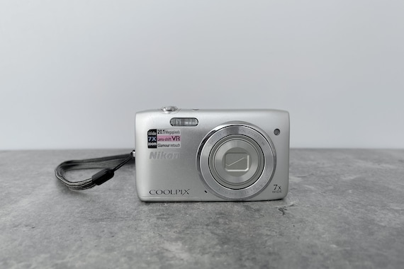 Digital Camera Nikon Coolpix S3500 Silver / Vintage Digital Digital Camera Nikon Coolpix S3500 Silver / Vintage Digital