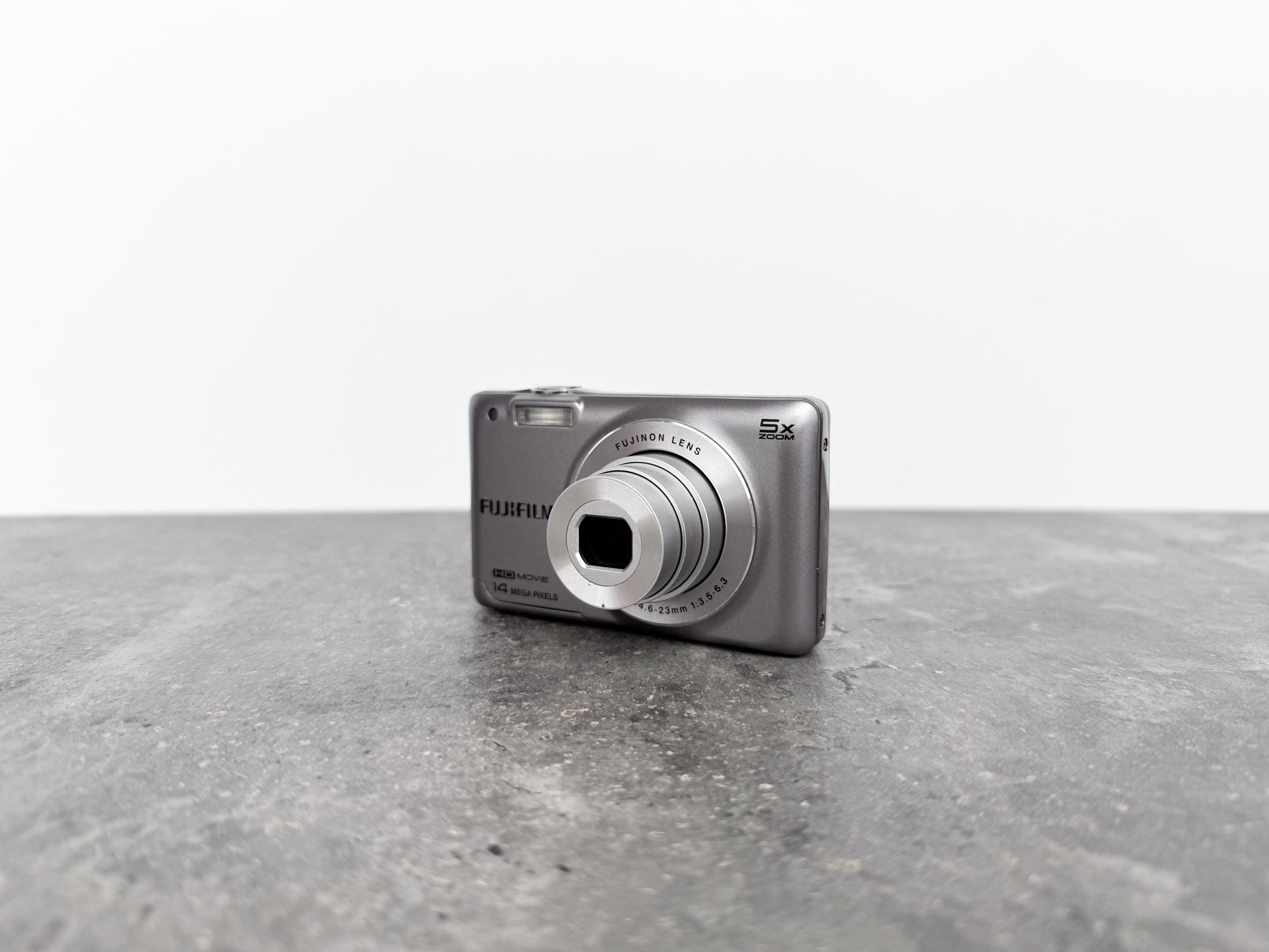 富士フイルム FinePix JX600：シルバーのヴィンテージデジタルカメラ