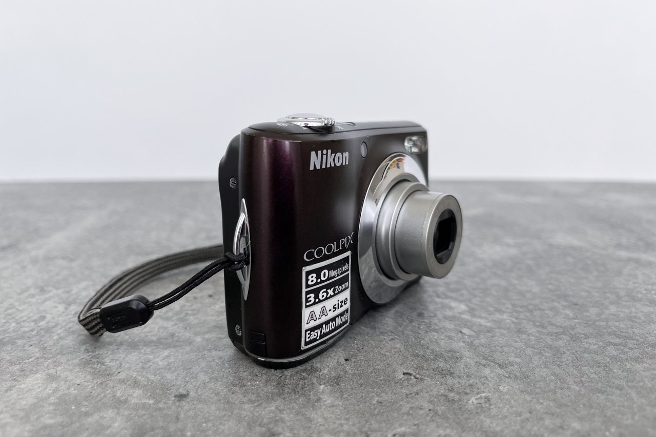 Camera Nikon Coolpix L21 / Vintage 2000s Digital Camera