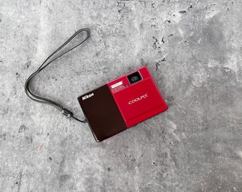 デジタルカメラ Nikon coolpix S70 RED Vintage Nikon Coolpix S70: Red Touchscreen Digital Camera