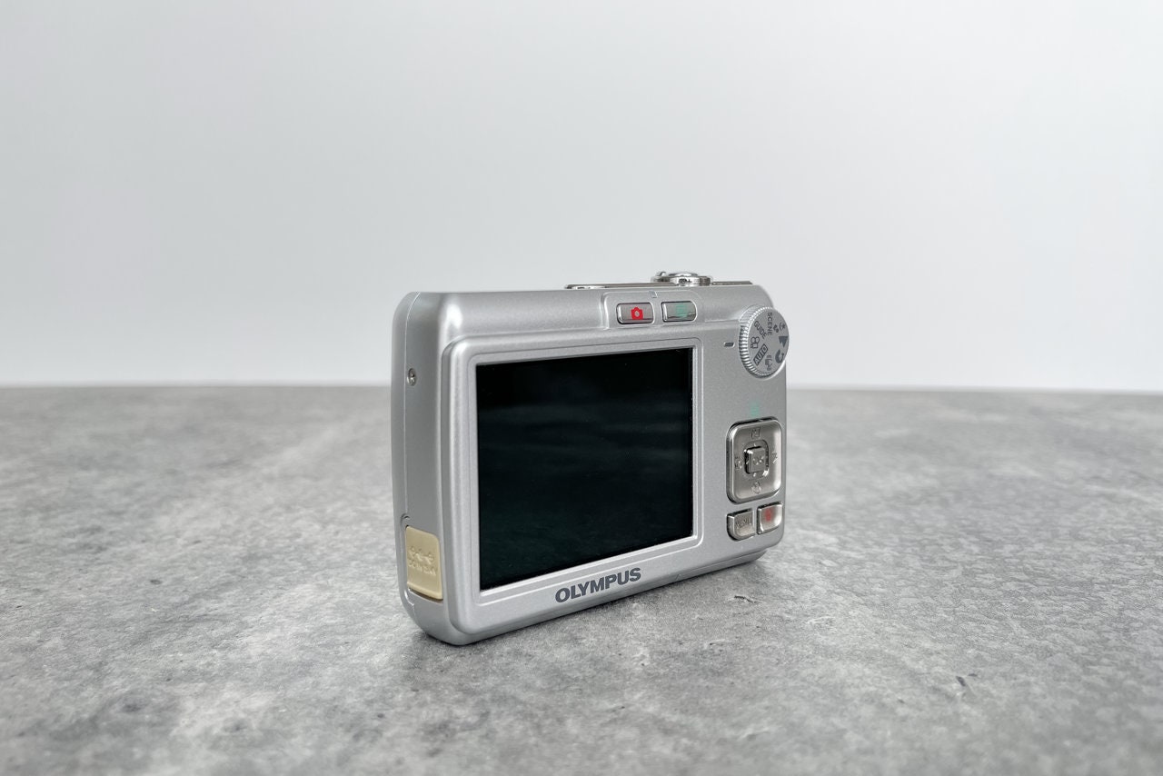 Digital Camera Olympus FE-210 / Vintage Digital Camera
