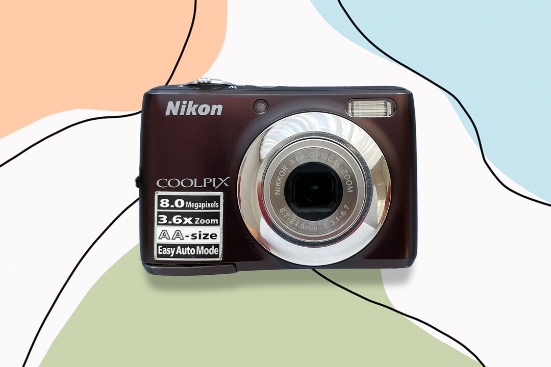 Camera Nikon Coolpix L21 / Vintage 2000s Digital Camera