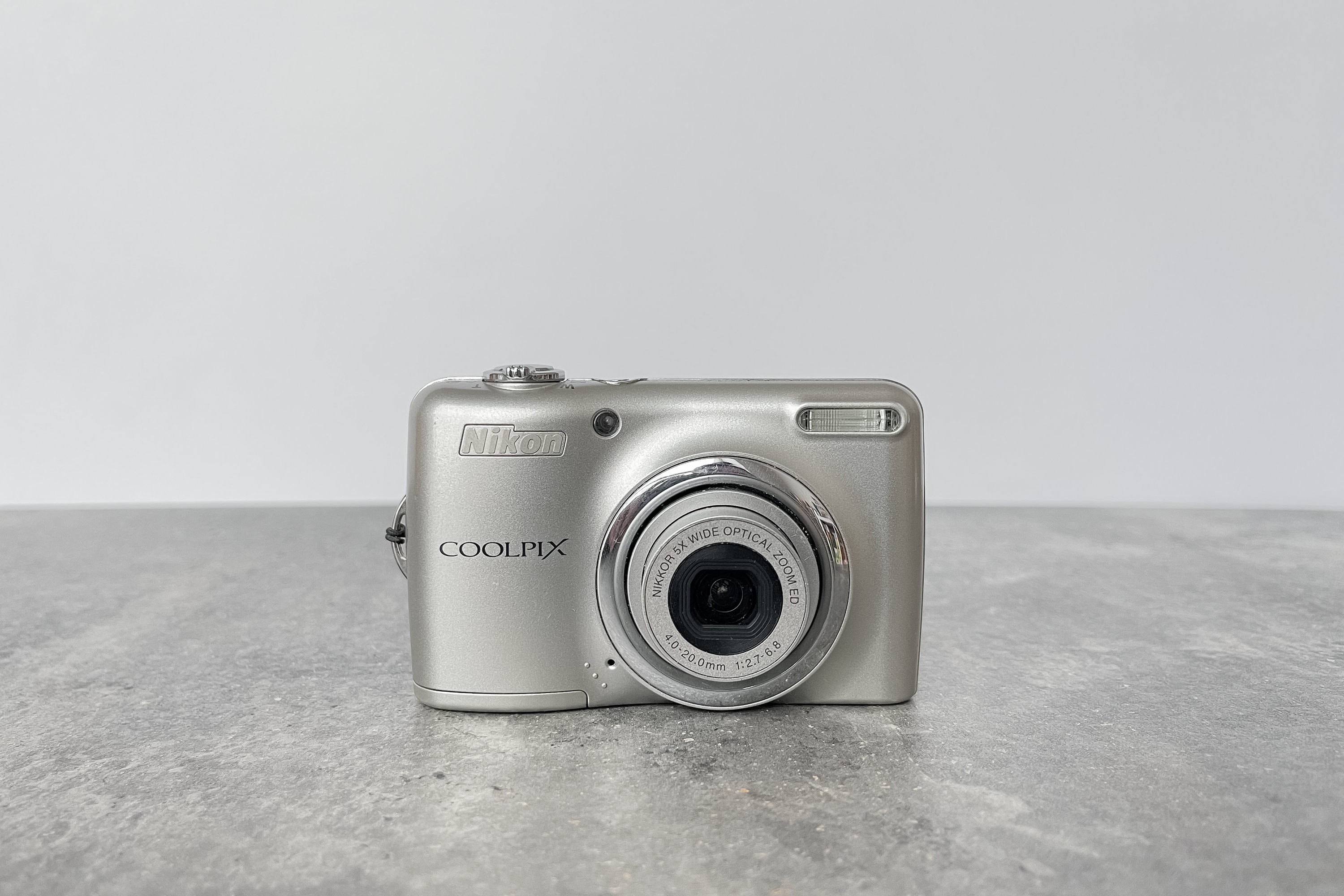 Camera Nikon Coolpix L23 Silver / Vintage 2000s Digital