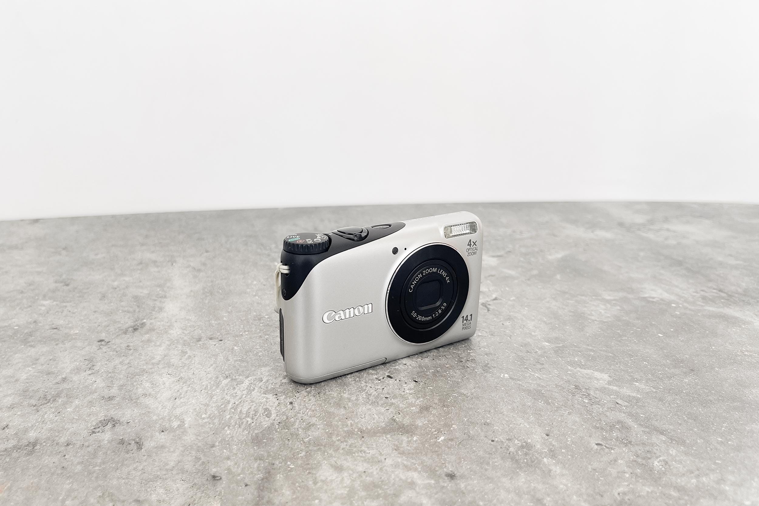 CanonパワーショットA2200 シルバー Canon PowerShot A2200 Digital Camera with Basic Accessory Kit
