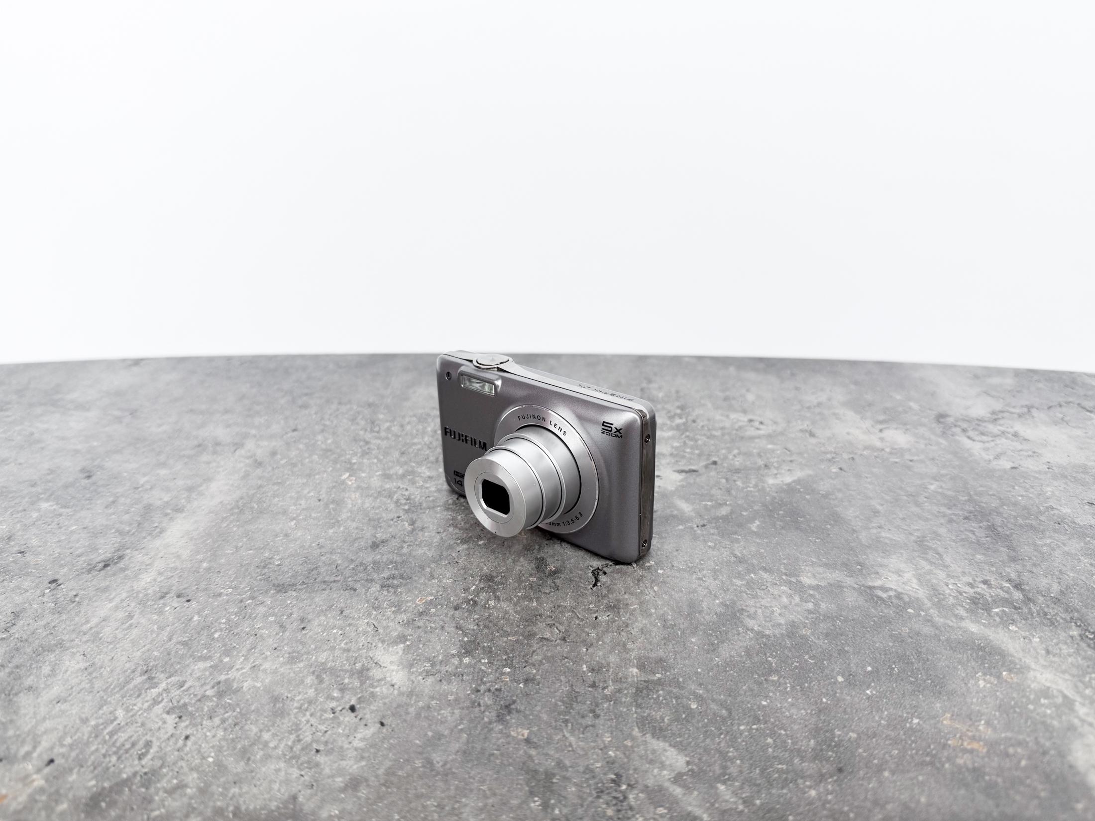 富士フイルム FinePix JX600：シルバーのヴィンテージデジタルカメラ