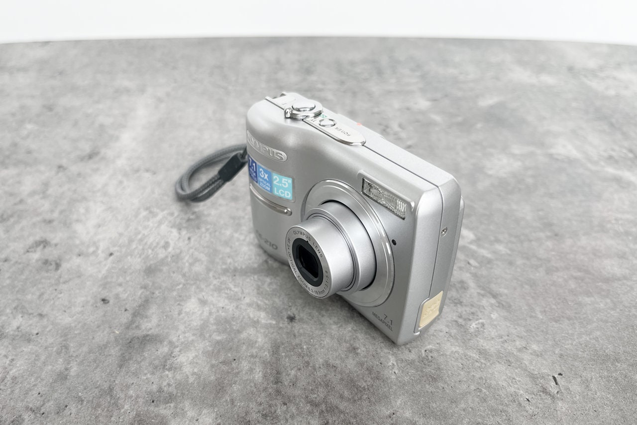 美品⭐️OLYMPUS オリンパス　デジタルカメラ　FE-210 Olympus FE-210 Digital 7.1 Megapixel Camera Silver Camera