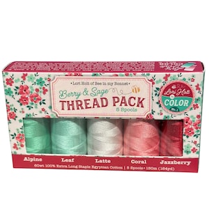 Può includere: Un pacchetto di fili Berry & Sage con 5 rocchetti di colore. La scatola presenta un motivo floreale e il testo "Lori Holt of Bee in my Bonnet". I colori dei fili includono Alpine, Leaf, Latte, Coral e Jazzberry.