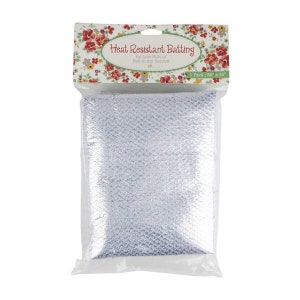Puede incluir: Un paquete de guata ignífuga para acolchar, de Lori Holt de Bee in my Bonnet. La guata es azul claro y viene en un tamaño de 1 yarda, que mide 36 pulgadas por 45 pulgadas.