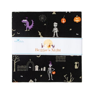 Puede incluir: Un cuadrado de tela negro con un tema de Halloween que presenta un esqueleto, una momia, una calabaza, un cementerio y murciélagos. La tela tiene un brillo metálico dorado y el texto "Beggar's Night" está impreso en una etiqueta blanca.
