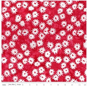 Puede incluir: Tela roja con un estampado floral blanco. El diseño presenta numerosas flores blancas en forma de estrella dispersas sobre un fondo rojo. La tela está marcada con medidas en pulgadas en la parte inferior.