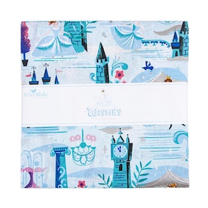Pode incluir: Uma pilha de quadrados de tecido com fundo azul claro, apresentando ilustrações de castelos, uma torre de relógio, uma fonte e uma figura com vestido. Uma faixa de papel branco envolve o centro com o texto Riley Blake Designs e Wishes.