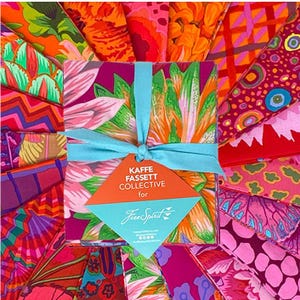 Peut inclure: Un ensemble de carrés de tissu colorés avec des motifs floraux et abstraits. Le tissu est noué avec un ruban bleu clair et une étiquette indiquant "Kaffe Fassett Collective for Free Spirit". La palette de couleurs comprend du rose, de l'orange, du vert et du violet.