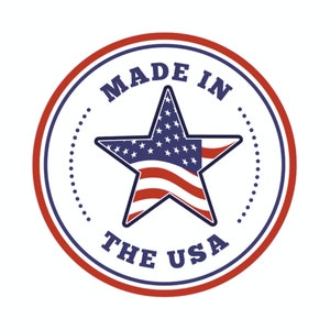 Puede incluir: Una estrella roja, blanca y azul con un dise&ntilde;o de bandera estadounidense roja, blanca y azul en su interior. La estrella est&aacute; dentro de un c&iacute;rculo azul con el texto "MADE IN THE USA" en blanco.