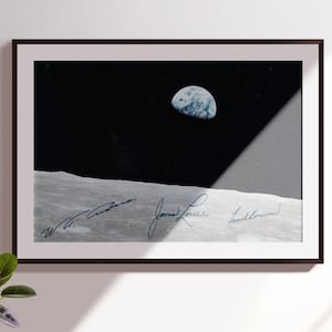 Earthrise, poster autografato dagli astronauti dell'Apollo 8 / Foto storica autografata della missione Space Shuttle del programma Apollo della NASA.