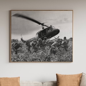 Vietnamkriegsglocke UH-1 Irokese beim Lufttransport der Marines nach einer Einsätzen in Kambodscha