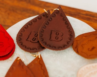 Gepersonaliseerde lederen oorbel aangepaste initiële druppeloorbel huwelijkscadeau bruidsmeisje cadeau handgemaakte verklaring westerse boho rustieke moeder cadeau