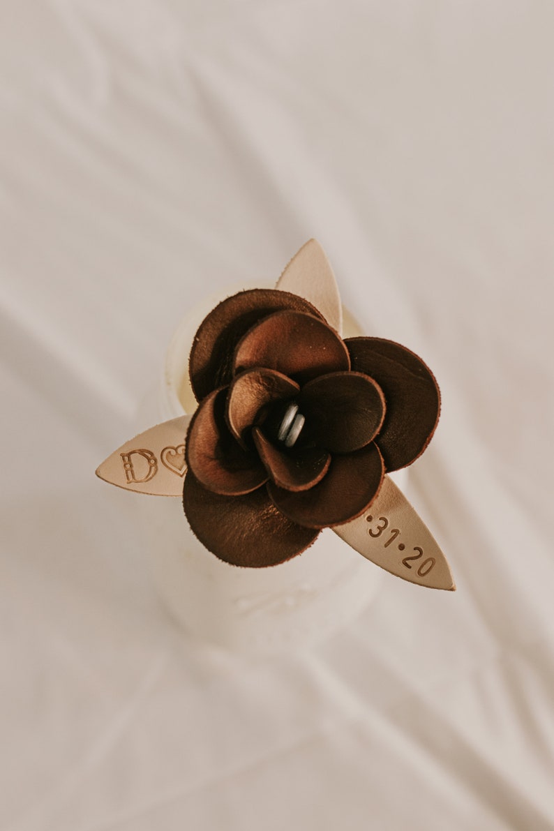 Rosa de cuero con fecha e inicial / Regalos de aniversario / Regalos de aniversario para él / Regalos de aniversario para ella / Regalo de aniversario de 3er año Dark Brown